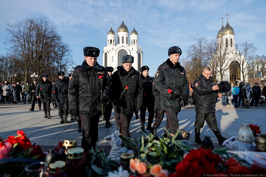 Опустить голову, зажечь свечу: в Калининграде почтили память погибших в Кемерово