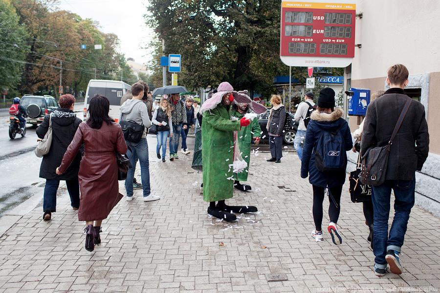 Клоуны на дорогах: участники шоу «сНежная симфония» устроили флэшмоб в Калининграде