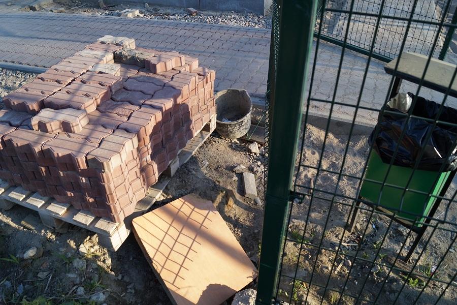 Горвласти решили достроить детскую площадку, которую приняли полгода назад (фото)