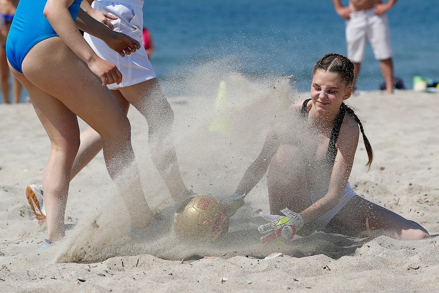 Горячий песок: в Янтарном прошёл турнир по пляжному футболу в купальниках (фото)