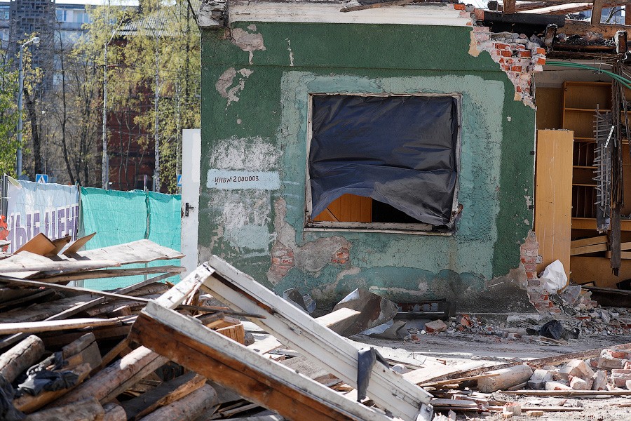 В Калининграде снесли часть бывшего медучилища на ул. Боткина (фото)