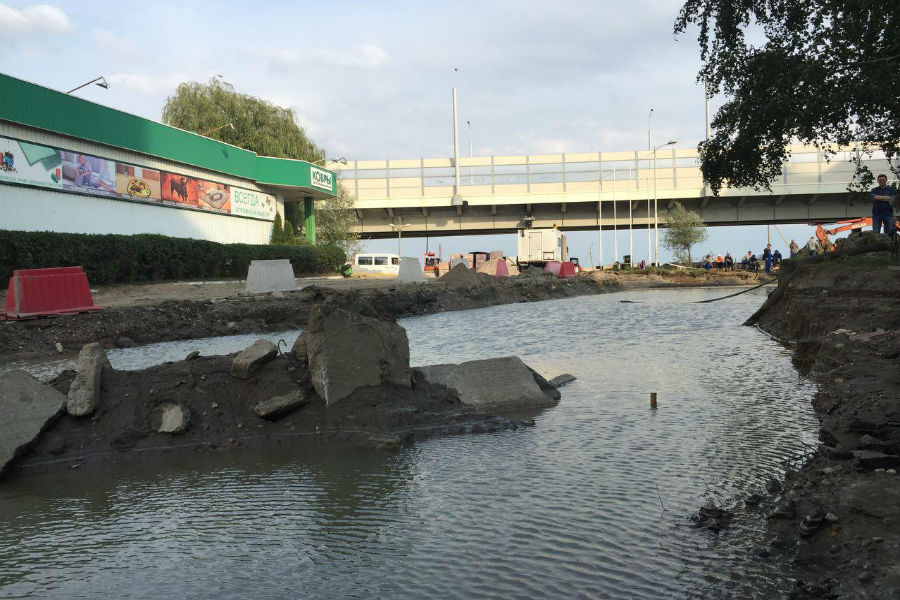 Остров невезения: строители опять устроили на Октябрьском потоп (фото)