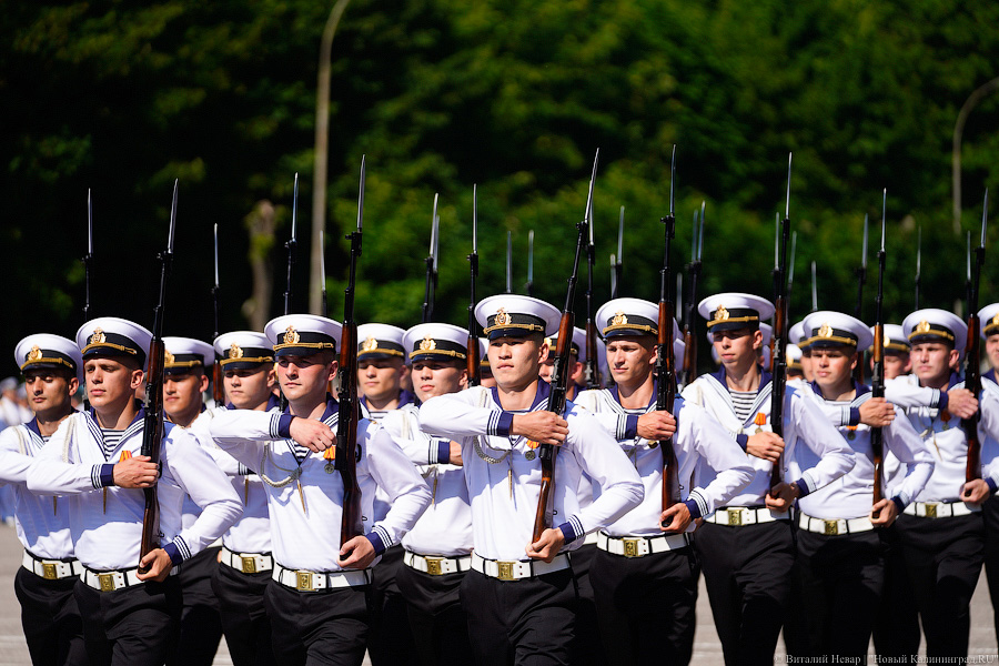 Под солнцем на плацу: как в Калининграде выпустили новых офицеров ВМФ (фото)