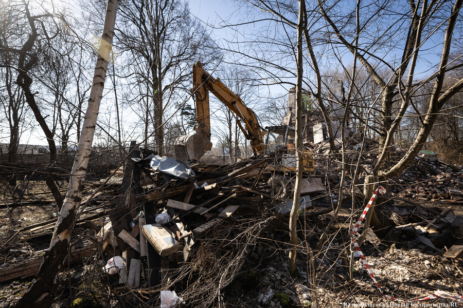 Превращение легенды в гору мусора: в Калининграде разобрали виллу Эдит (фото)