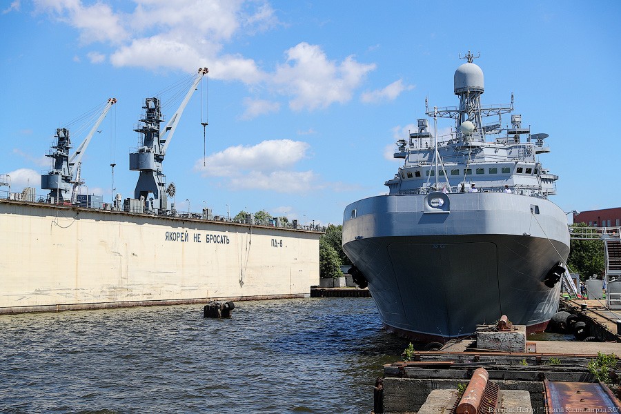 Трудный путь во флот: на БДК «Иван Грен» подняли Андреевский флаг