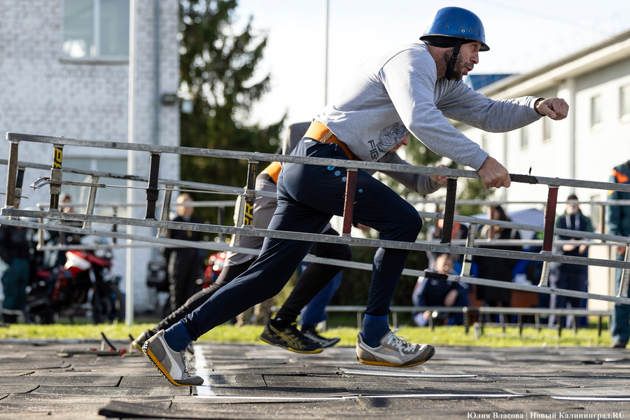 Боевое развертывание: в Калининграде провели соревнования спасателей (фото) 