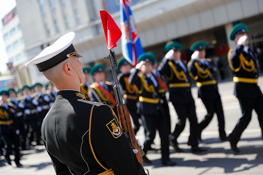 Курсантки, кадеты и танк: как прошёл Парад Победы в Калининграде (фото)