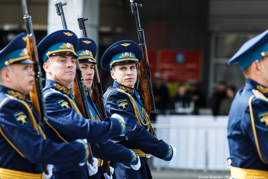 Под Знаменем Победы: в центре Калининграда прошел военный парад (фото)