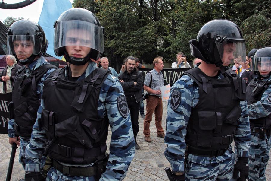 Протест протесту: на митинге против войны на Украине потасовку разнимал ОМОН
