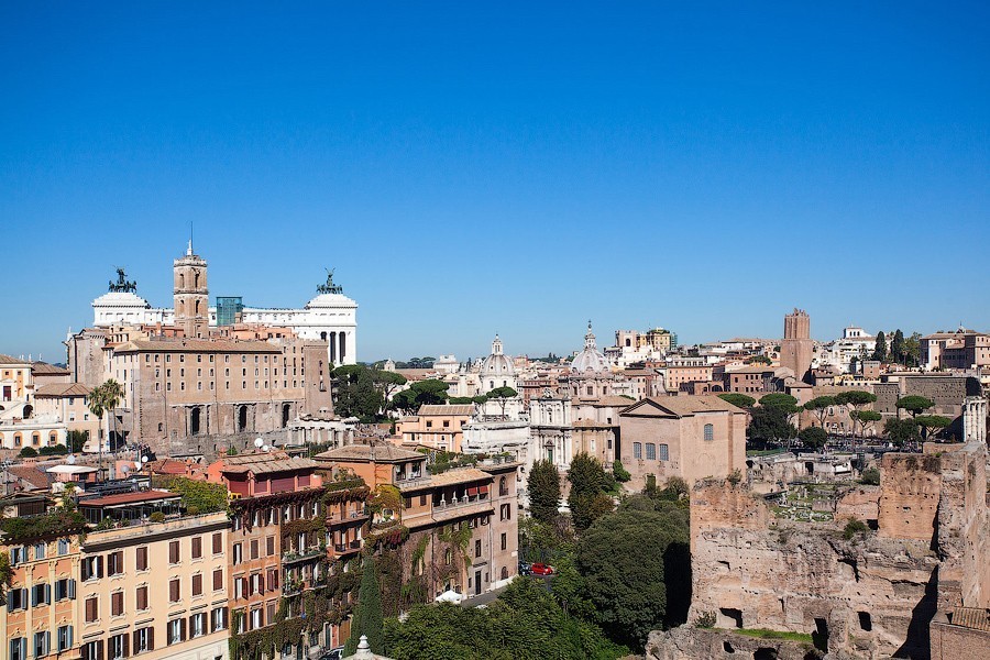 «Люди отводят глаза, уже есть страх»: в Италии закрыли все магазины, кроме продуктовых