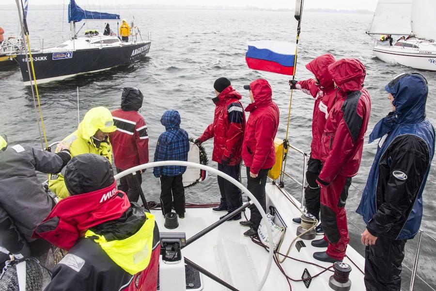 Венки на воде: калининградские яхтсмены почтили память погибших моряков