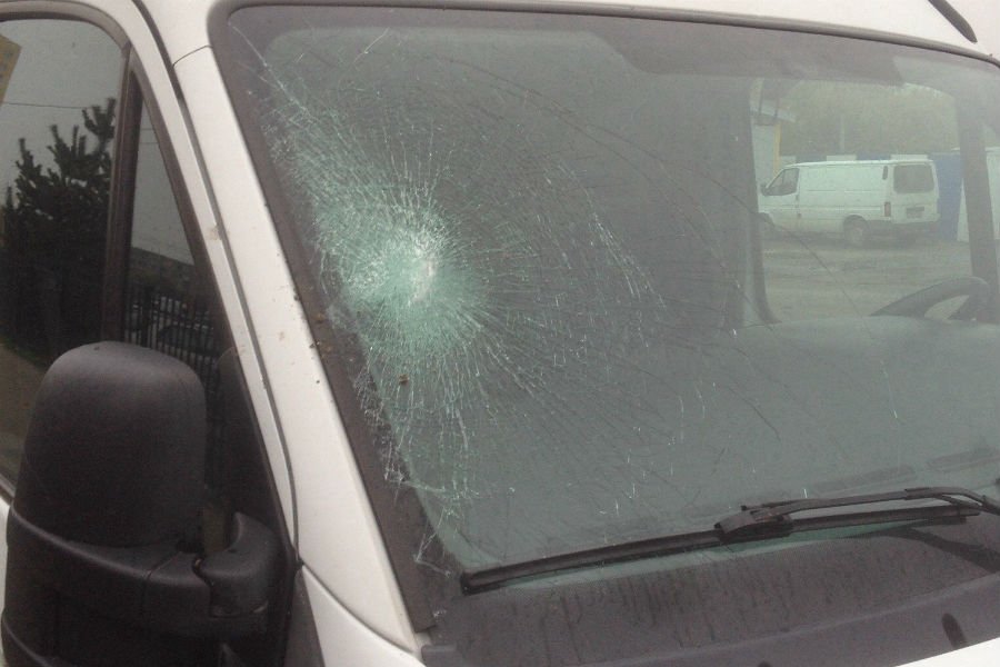Водители: в бывшем Балтрайоне неизвестные ночью разбили стекла десятку авто (фото)