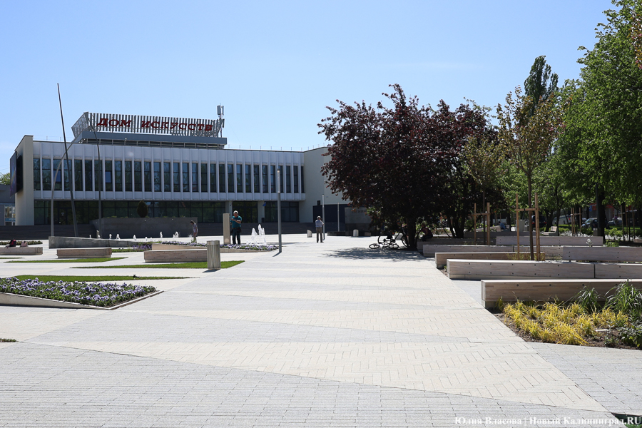 На площади у Дома искусств завершается благоустройство. Вот как она выглядит (фото)