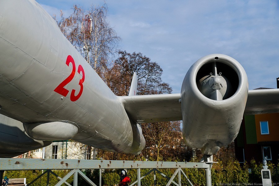 Самолет на ржавом заборе: как в Чкаловске благоустроили Аллею героев авиации