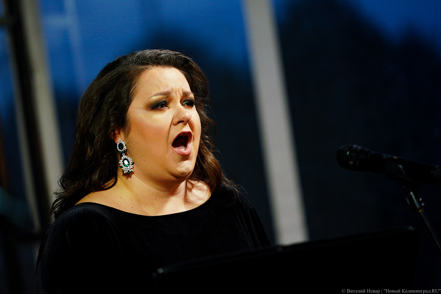 Любовь и жизнь: во Фридрихсбургских воротах выступила солистка Михайловского театра (фото)