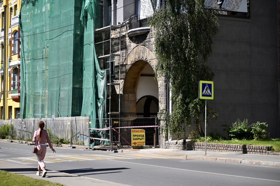 Строители открыли другую часть фасада «Кройц-аптеки» (фото)