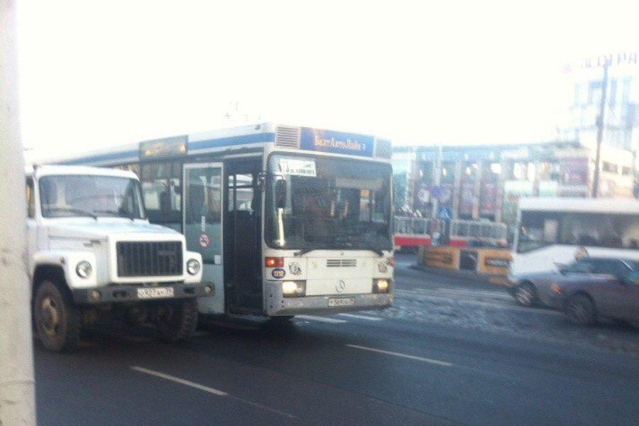 На площади Победы столкнулись автобус и грузовик (фото)