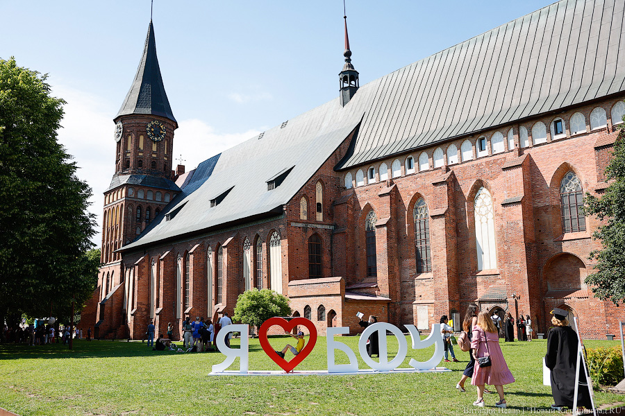 Диплом — и точка: выпуск студентов БФУ им. Канта в Кафедральном соборе (фото)