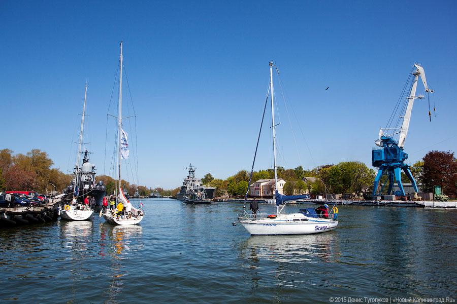 Венки на воде: калининградские яхтсмены отдали дань памяти морякам-балтийцам