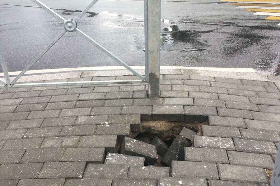 В Калининграде у Высокого моста провалилась свежеуложенная плитка (фото)