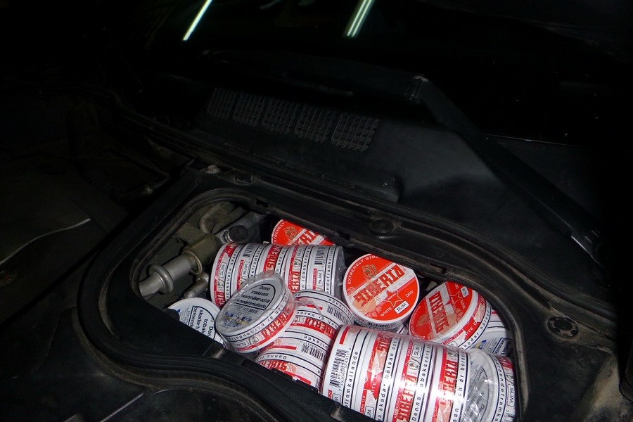 Таможенники не дали ввезти в область 295 банок «снюса» из Швеции (фото)