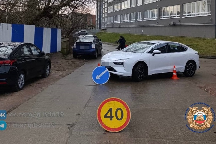 Не уступила дорогу: в Калининграде 73-летняя электросамокатчица врезалась в авто