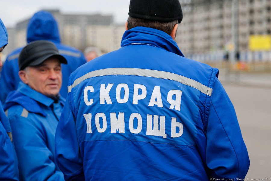 Под Правдинском «Мерседес» врезался в дерево и загорелся, погиб пассажир