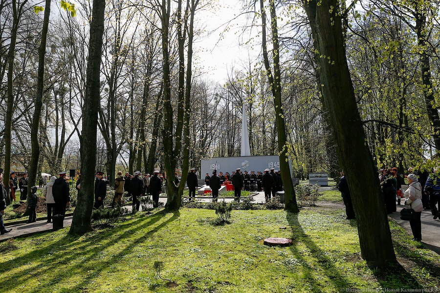 Память героям: в Калининграде перезахоронили найденных поисковиками воинов