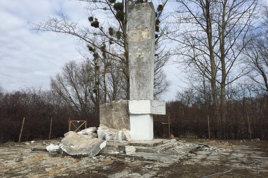 Алла Иванова: в Пененжно начали демонтировать мемориал Черняховскому (фото)