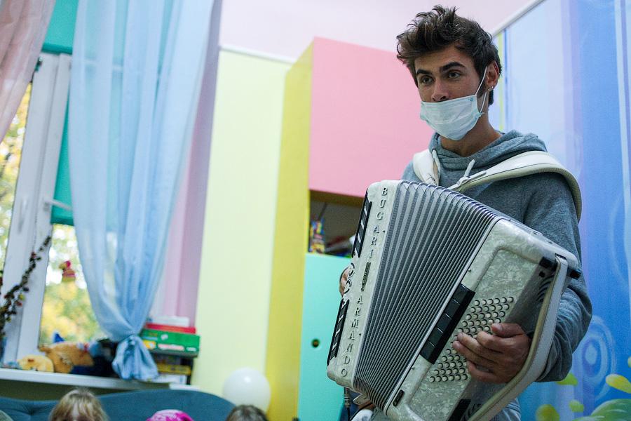 Достать звезду: дети из онкогематологического отделения встретились с Петром Дрангой