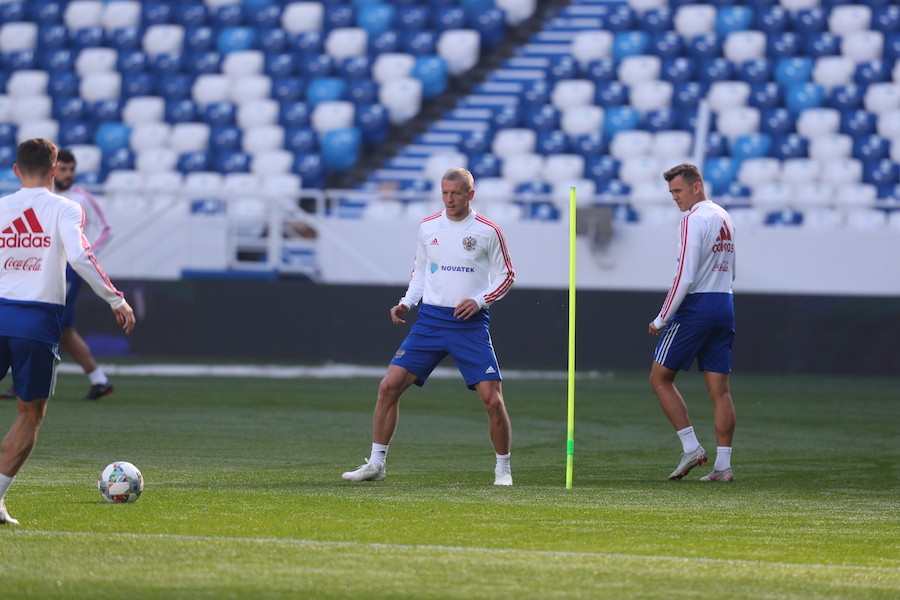 На поле все, кроме Дзагоева: тренировка сборной России в Калининграде (фото)