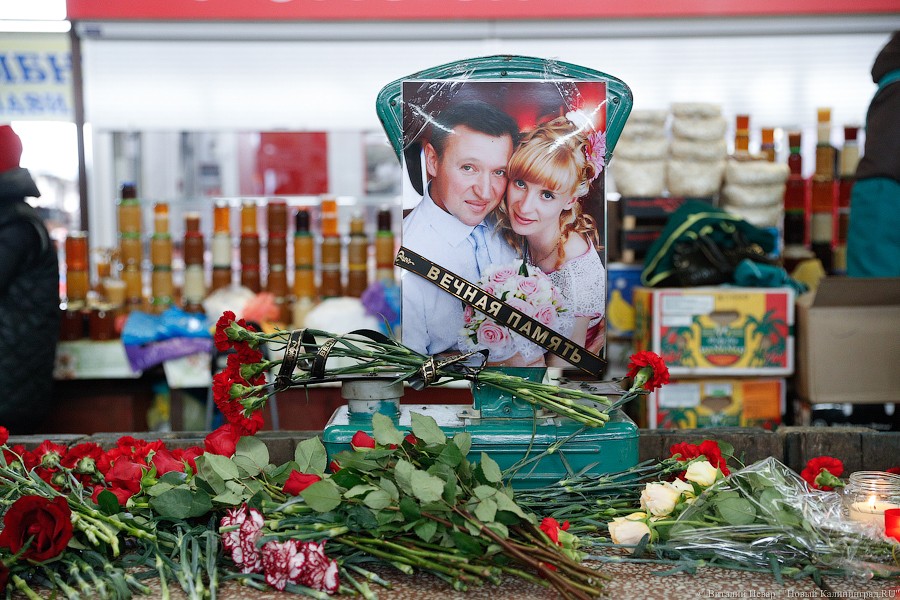 16 февраля: цветы на торговом месте убитых предпринимателей
