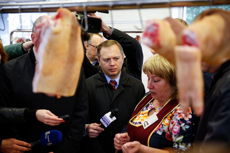 «Я вижу, цены выросли»: Николай Цуканов побывал на Центральном рынке города