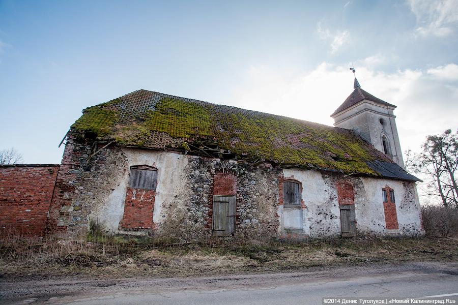 На крыше травка зеленеет: кирха начала XIX века в Перевалово покрывается плесенью и мхом