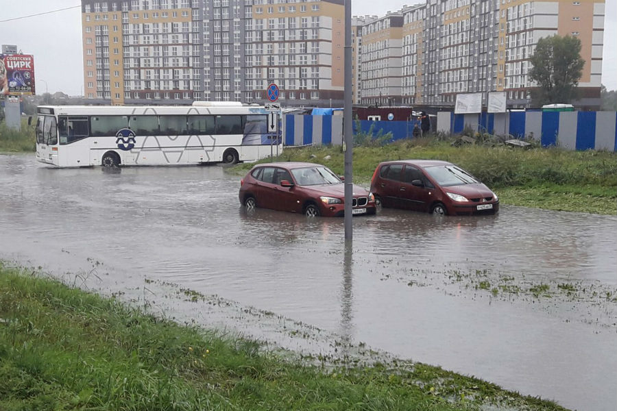 «Сельма — это треш какой-то»: из-за дождя затопило улицу рядом с ДС «Янтарный»