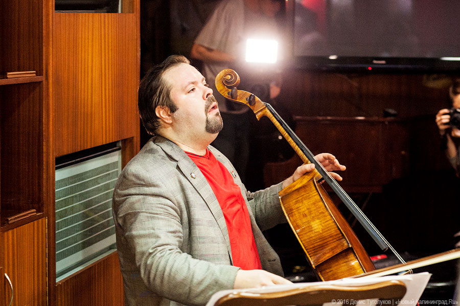 Дадим по струнам: Борислав Струлёв выступил на борту барка «Крузенштерн»