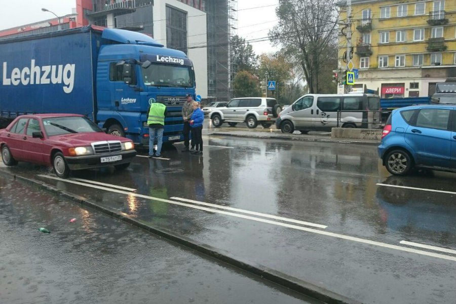 На Моспроспекте столкнулись фура и «Мерседес», собирается пробка (фото)