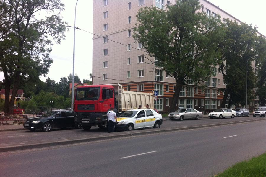 На Гагарина грузовик столкнулся с такси, заблокировав обе полосы