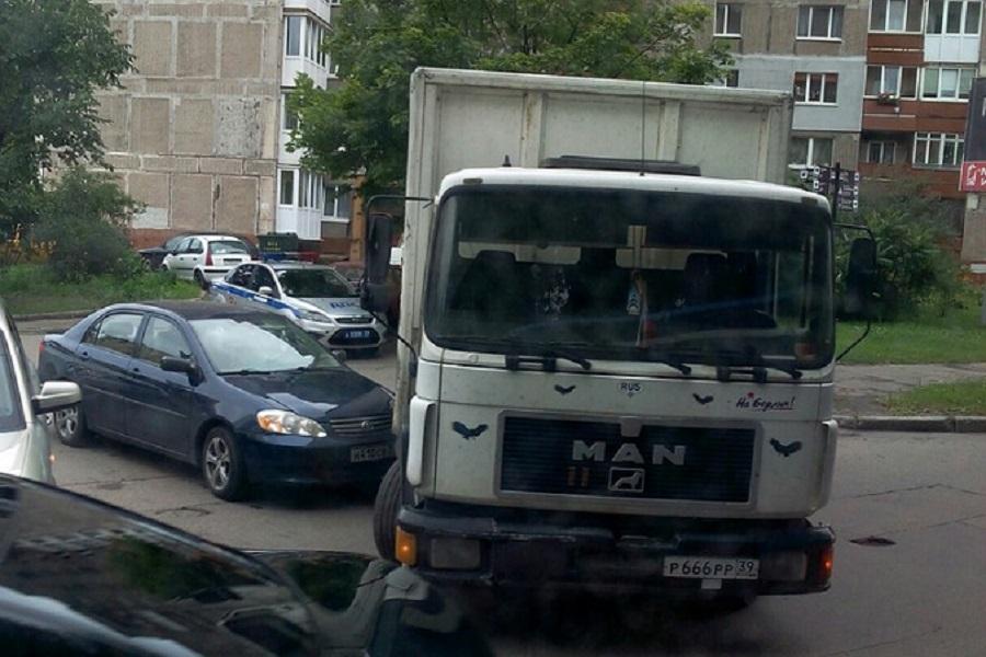 На Литовском валу столкнулись грузовик и легковушка (фото)