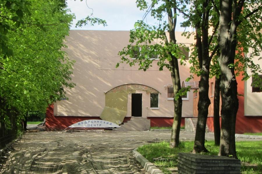 В Калининграде начался демонтаж детского сада в Малом переулке