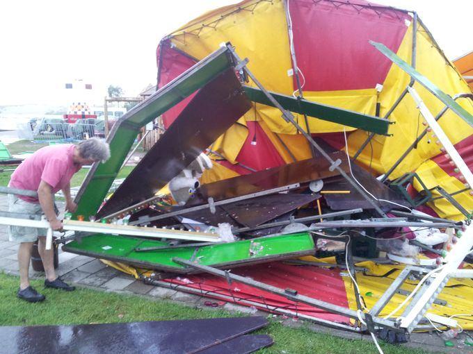 Шторм в Литве: на пляже Ниды ветер поднял в воздух коляску с ребенком (фото)