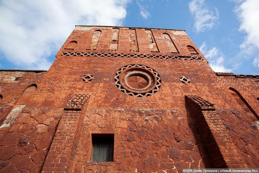 «Инвентарь дворника не трогать!»: что происходит с уцелевшими фрагментами кирх в Советске