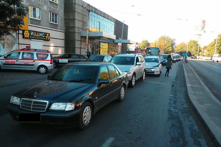 Автомобилисты: на Гагарина красный «Пежо» спровоцировал ДТП и скрылся (фото)