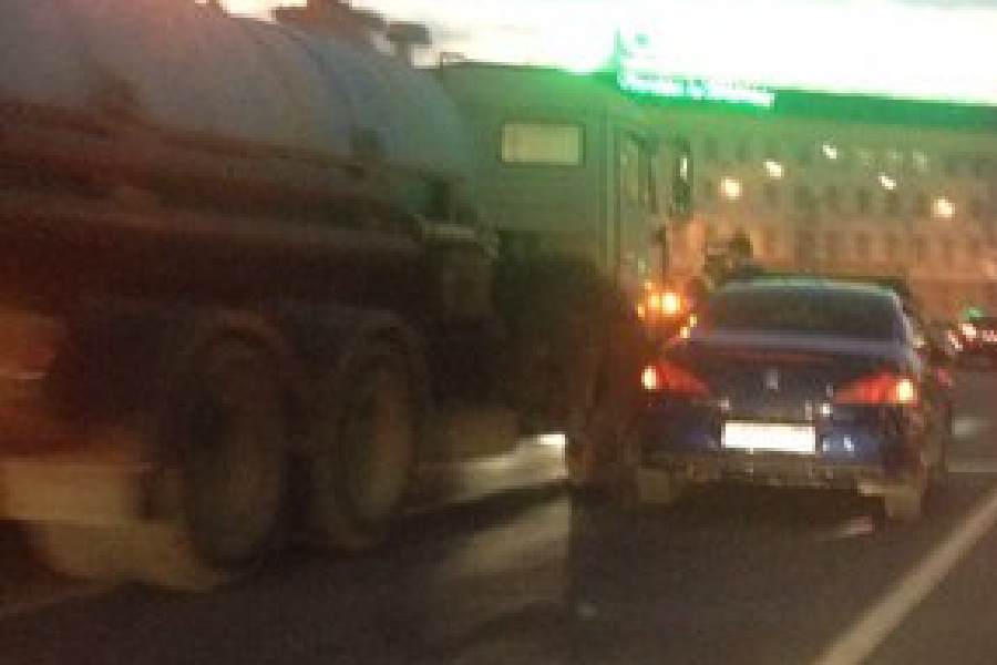 На площади Победы столкнулись грузовик и легковушка, движение затруднено (фото)