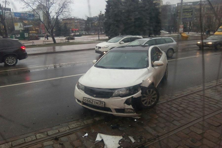 В центре Калининграда ДТП блокировало движение трамваев (фото)