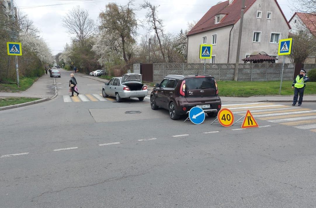 В Калининграде «Дэу» сбил женщину на пешеходном переходе после столкновения с «Киа»