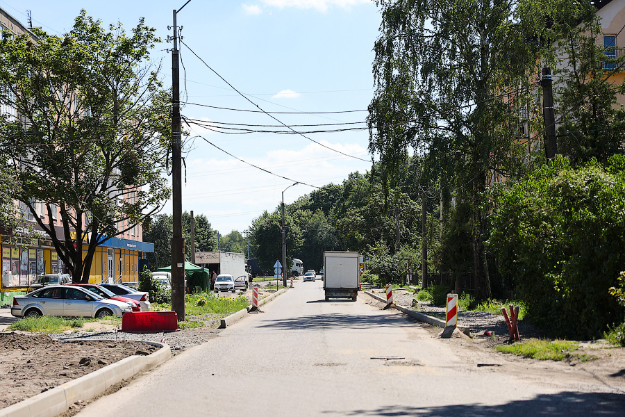 Ремонт на три года: что происходит с ул. Карташева, где сменился подрядчик (фото)