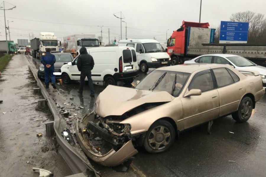 На Окружной столкнулись три авто, пострадали 8-летние близнецы (фото)