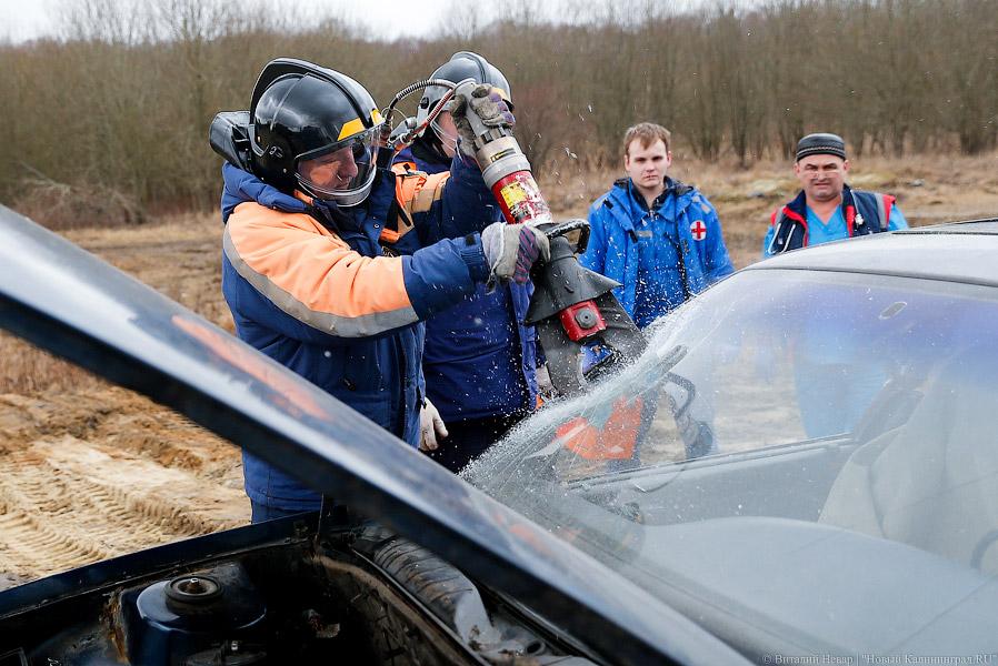 ДТП со зрелищным финалом: под Калининградом прошли учения спасателей