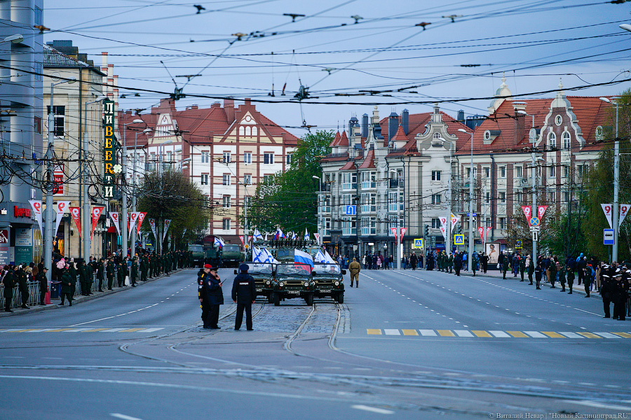 Вечерний марш: в Калининграде прошла репетиция парада Победы (фото)